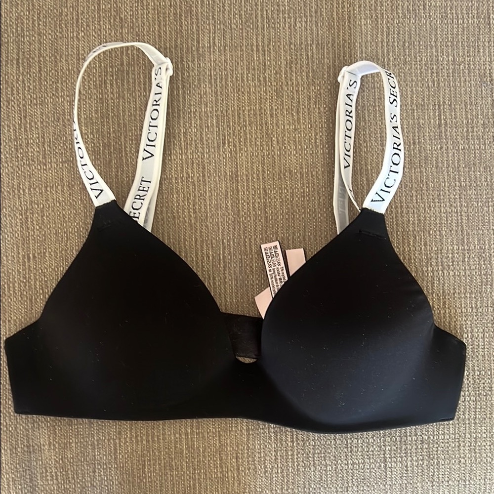 NWOT Victoria's Secret The T-shirt lightly lined wireless bra